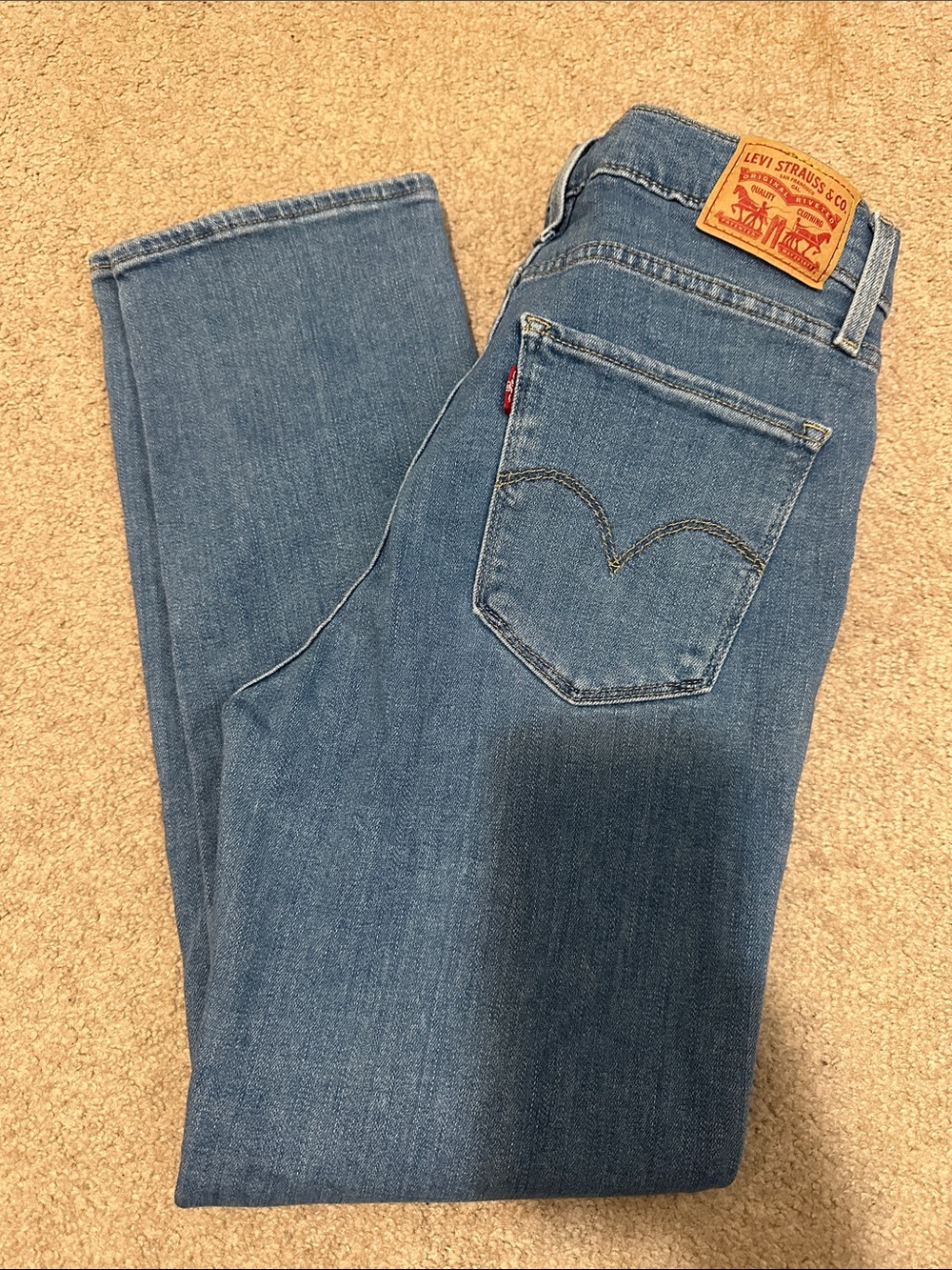 Levi's Women's Medium Blue Straight-Leg Crop Jeans